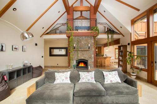 Look Out Lodge On North Shore w Lake View Hot Tub Pool Table and Pet Friendly — 4-Star Luxury Hotel in Kings Beach, United States