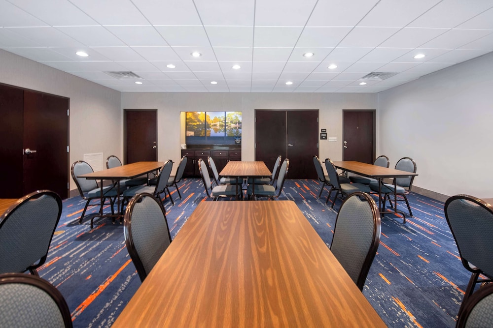 Hampton Inn & Suites Harvey New Orleans West Bank - photo 35