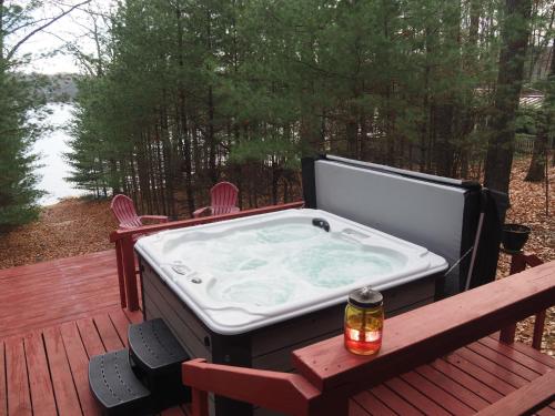 The Cub Hill Chalet Private Lakefront with Spa — 4-Star Luxury Hotel in Kalkaska, United States