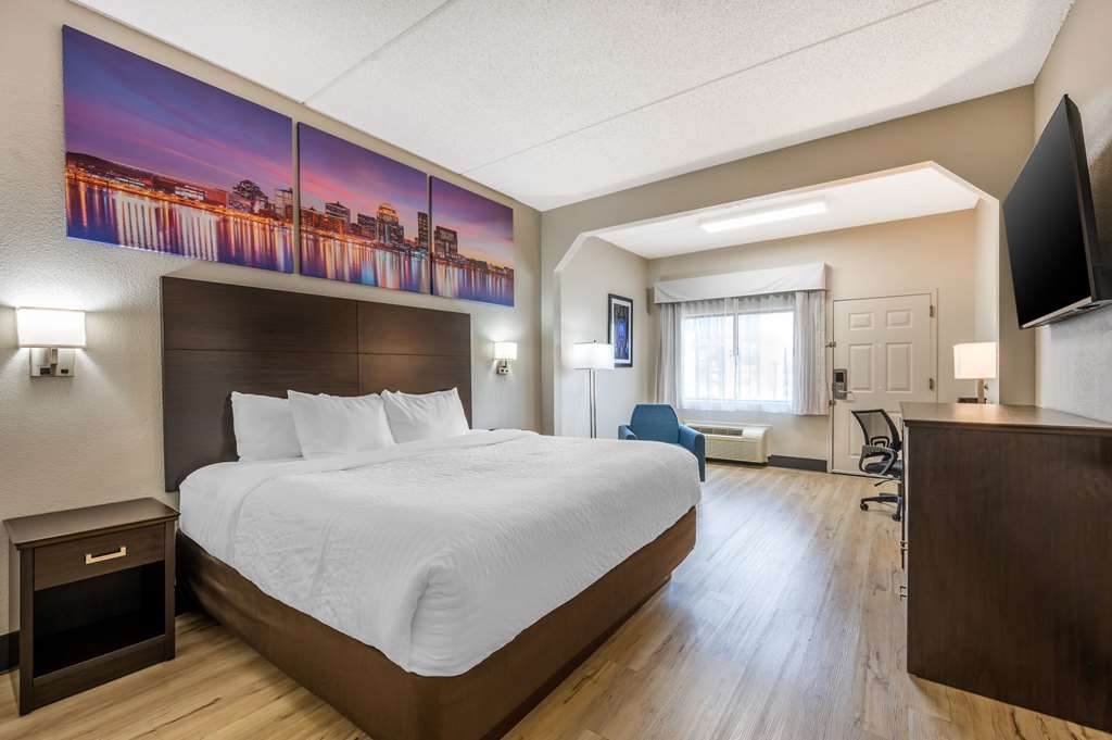 Clarion Pointe Louisville East - photo 6