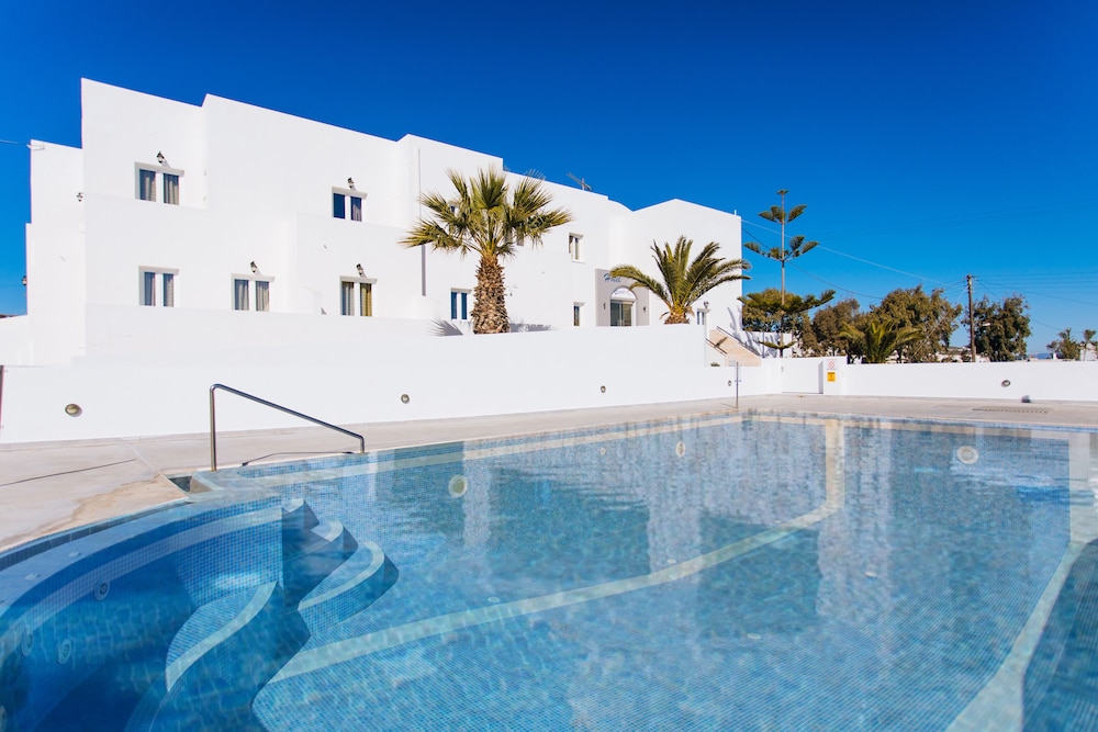 Nikos Hotel - carbon neutral hotel in Fira