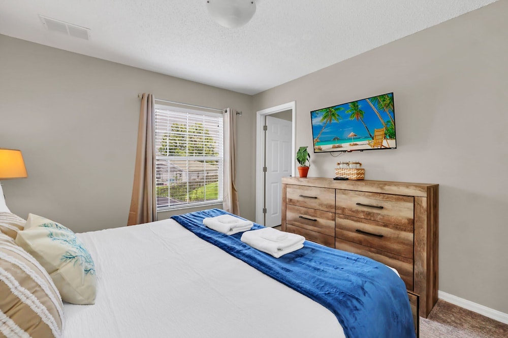 Family Oasis Cozy Retreat With Bunk Room - photo 8