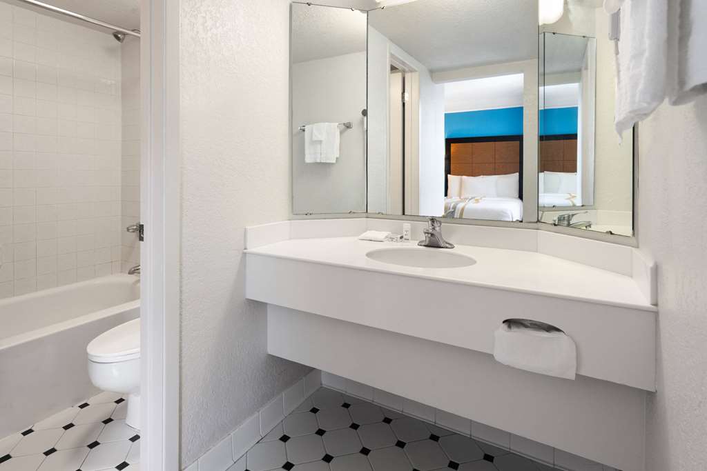 La Quinta Inn by Wyndham Pittsburgh Airport - photo 27