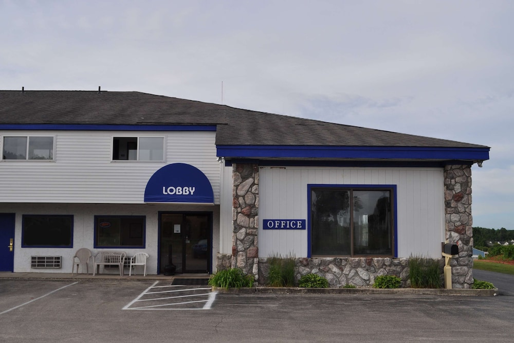 Super 8 by Wyndham Petoskey - photo 20