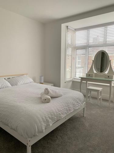 Iris Home in Southsea FREE street parking and pets welcome — 4-Star Luxury Hotel in Portsmouth, United Kingdom