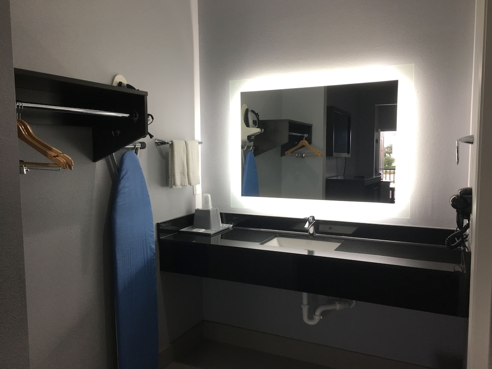 Platinum Inn and Suites - photo 7