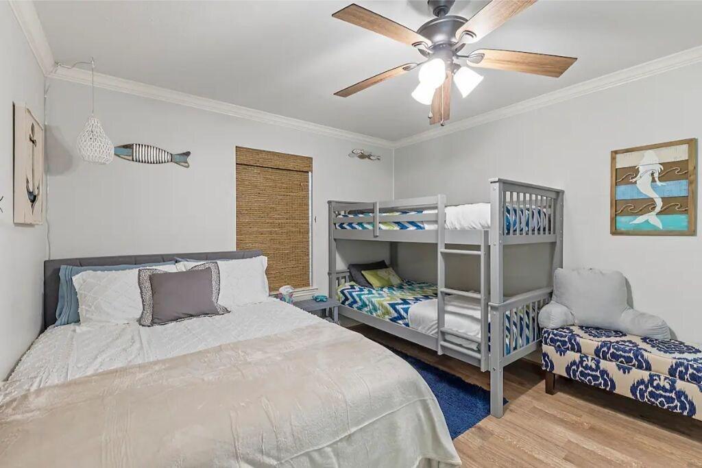 Lakefront retreat hot tub pets — hotel in Mabank
