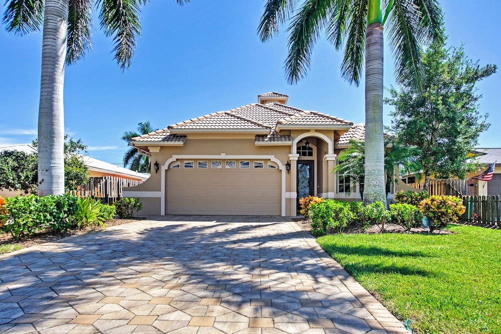 Superb Naples Home with Den And Private Saltwater Pool — 4-Star Luxury Hotel in Naples, United States