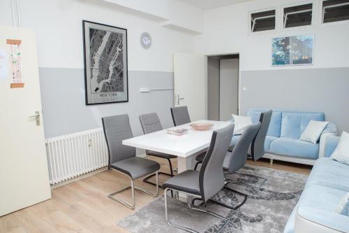 BIG Central City 6Rooms Aprt Kurfürstendamm — 4-Star Luxury Hotel in Berlin, Germany