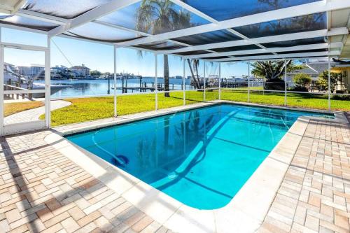 Luxe Private Waterfront Getaway with Pool in Ozona — hotel in Palm Harbor
