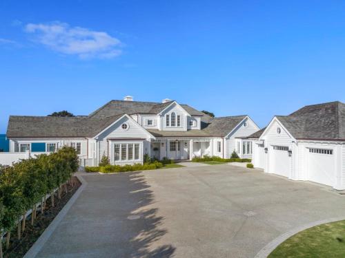 Hampton on View Luxury Clifftop in Campbells Bay in Auckland, New Zealand