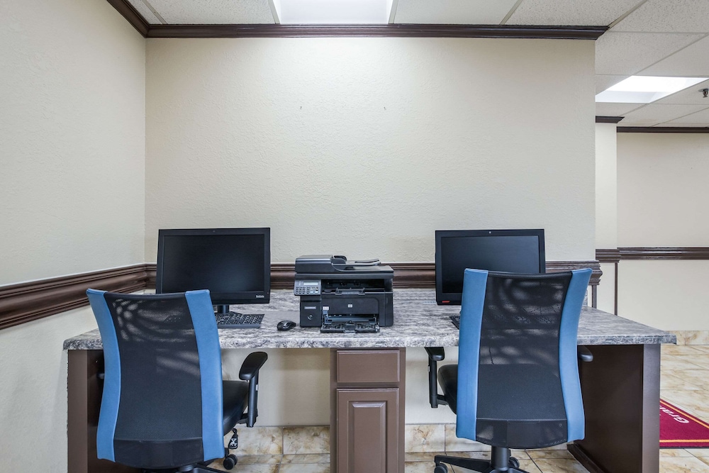 Clarion Inn & Suites Grand Rapids Airport - photo 75