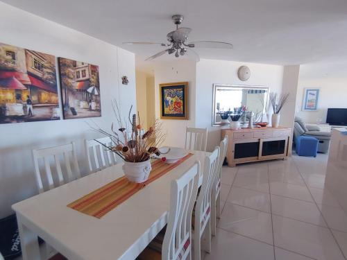 Luxury 4 bedroom apartment — 4-Star Luxury Hotel in Margate, South Africa