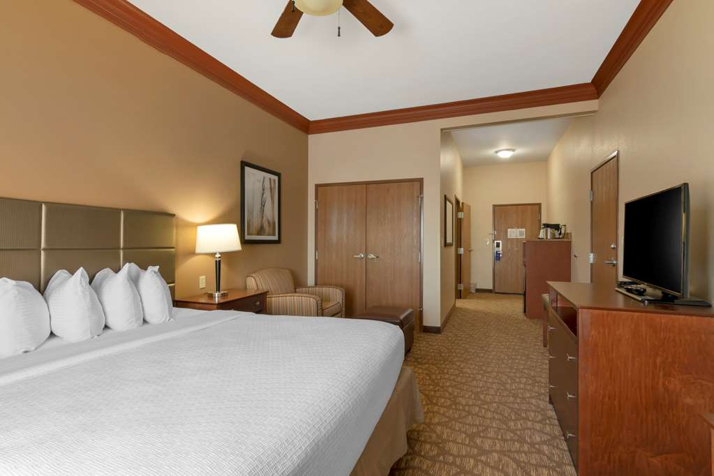 Best Western Plus Butterfield Inn - photo 10