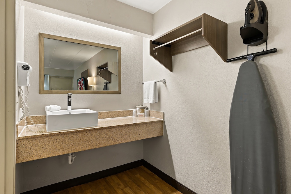 Red Roof Inn Cleveland Independence - photo 32