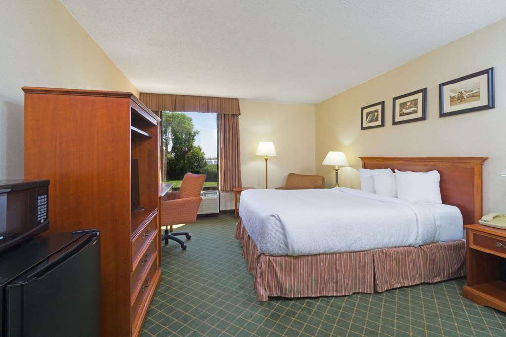 Days Inn by Wyndham Columbus Airport - photo 6