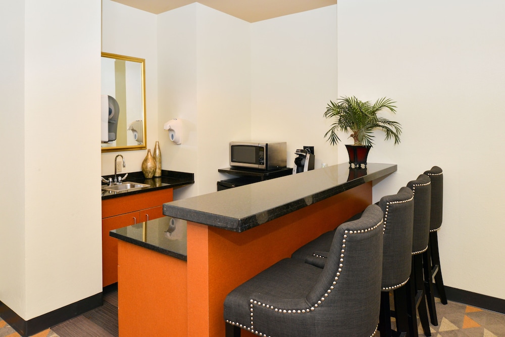 Holiday Inn Kansas City Airport by IHG - photo 16
