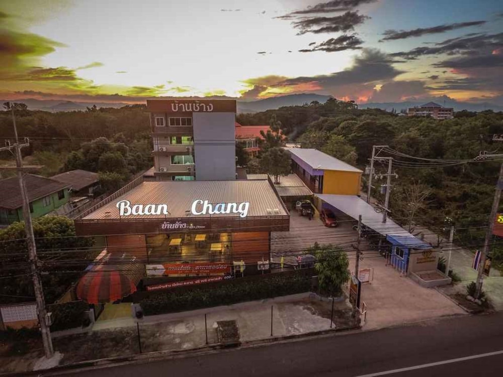 Baan Chang Hotel & Coffee House — hotel in Tak