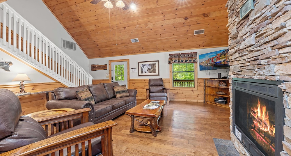 Sugar Bear Mountain by RedAwning — 5-Star Luxury Hotel in Pigeon Forge, United States