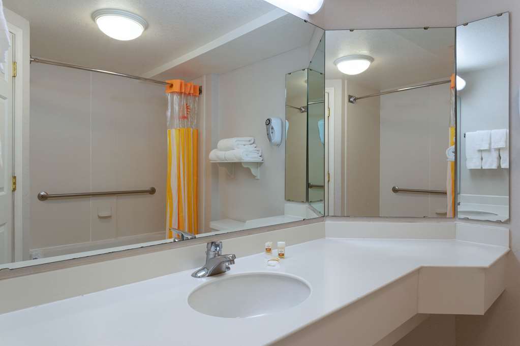 La Quinta Inn & Suites by Wyndham Lakeland West - photo 23
