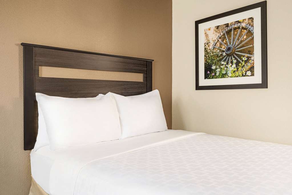 Baymont by Wyndham Hearne - photo 35