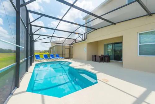 Modern Pool Home On Gated Golf Resort — 4-Star Luxury Hotel in Davenport, United States