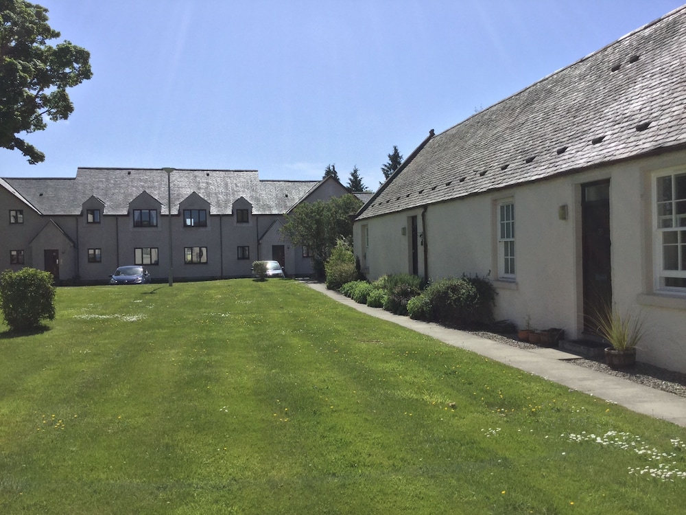 Inverness Apartments Courtyard — 4-Star Luxury Hotel in Inverness, United Kingdom