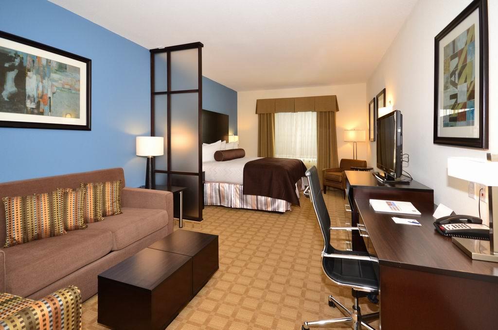 Best Western Plus Lytle Inn & Suites - photo 17