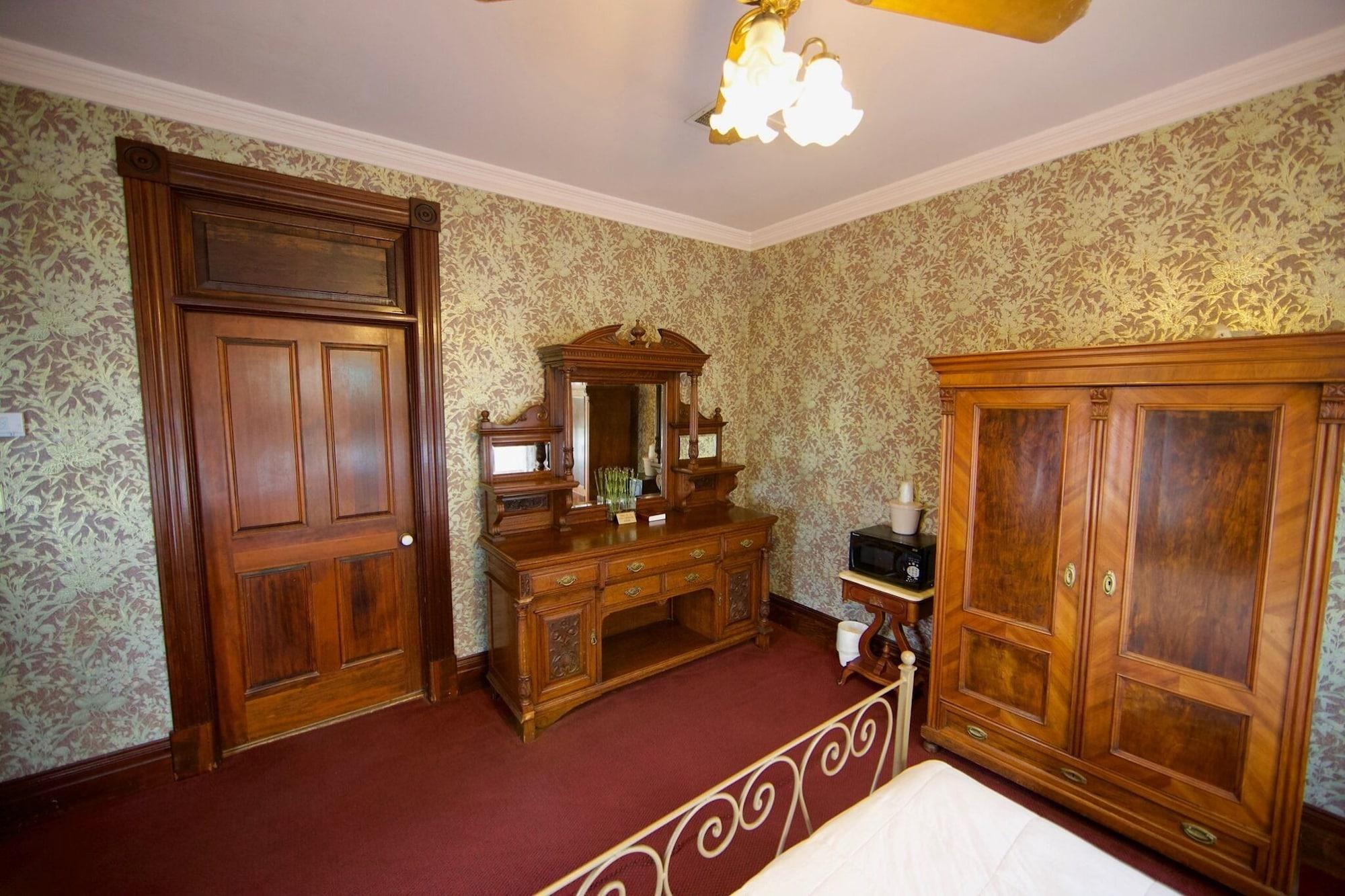 Irwin Street Inn - photo 3