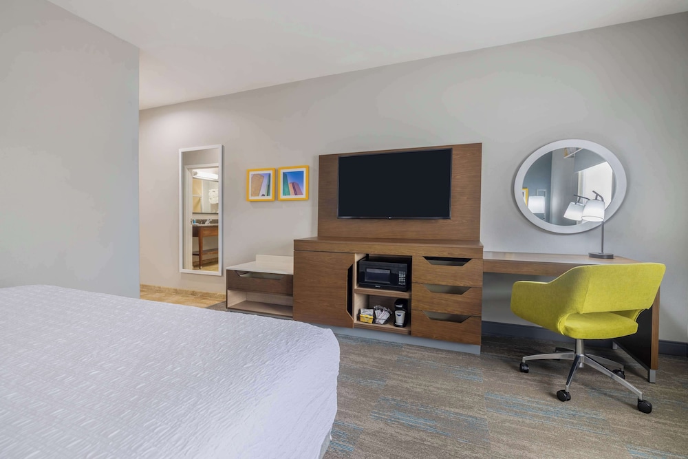 Hampton Inn & Suites Brenham - photo 11