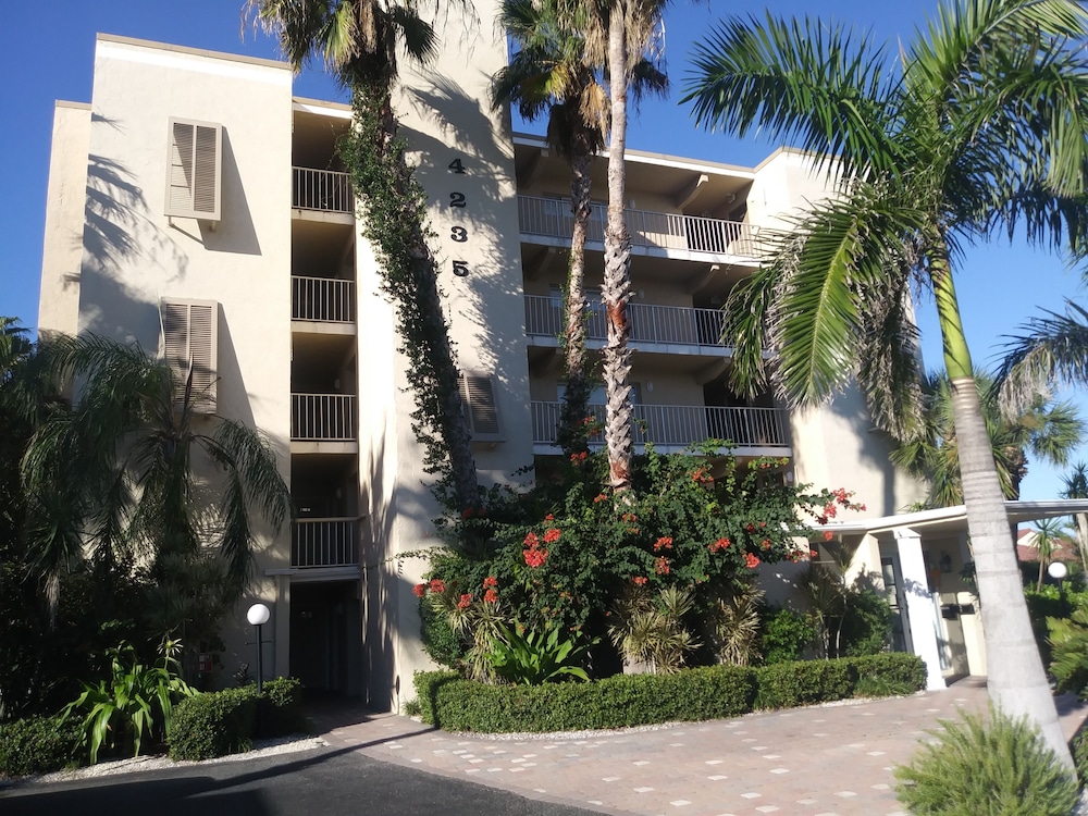 Turtle Crawl Inn - carbon neutral hotel in Longboat Key