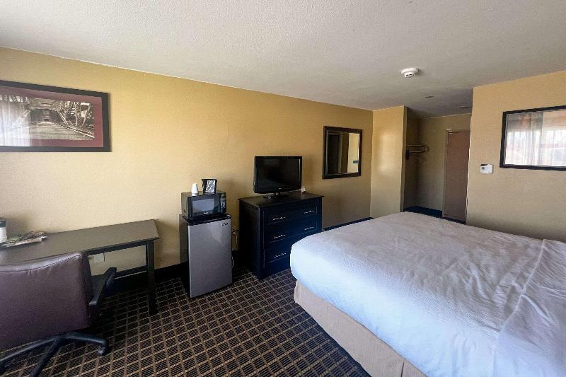 Days Inn by Wyndham Muskegon - photo 72
