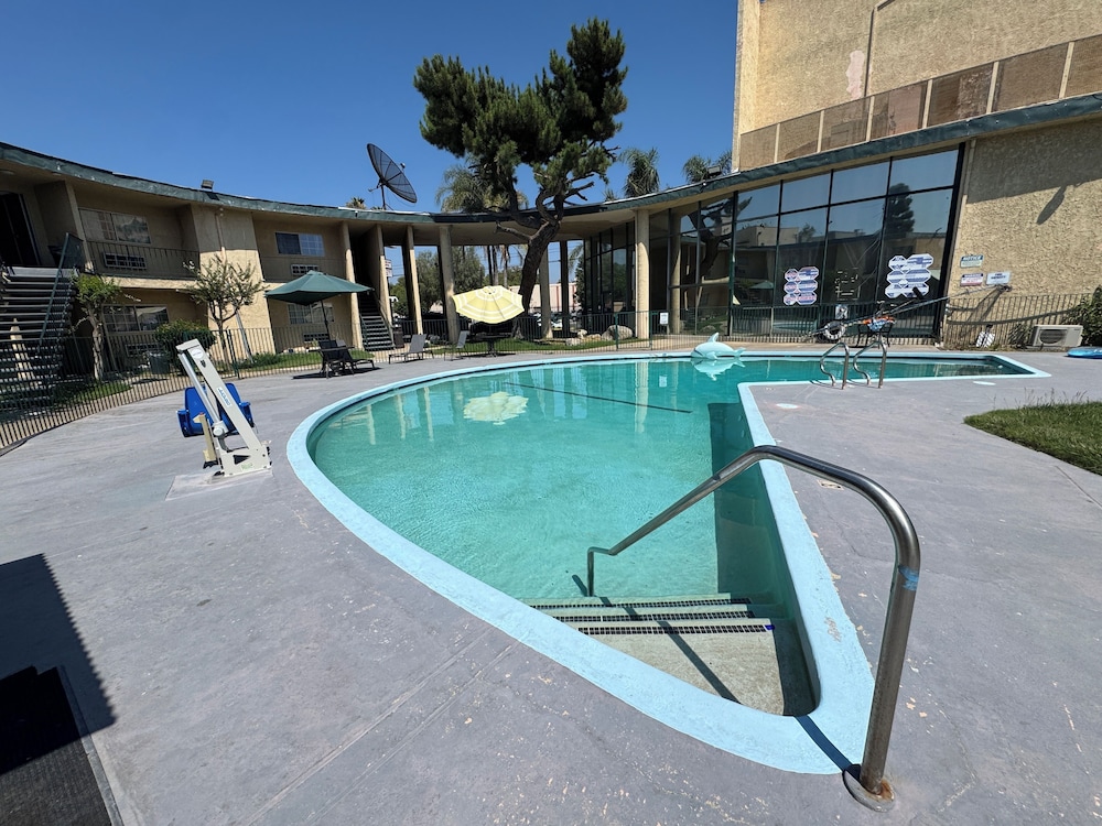 Hometown Inns North Hills - photo 17