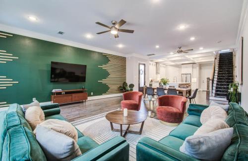 Houston Central Location Stylish with Jacuzzi in Houston, United States