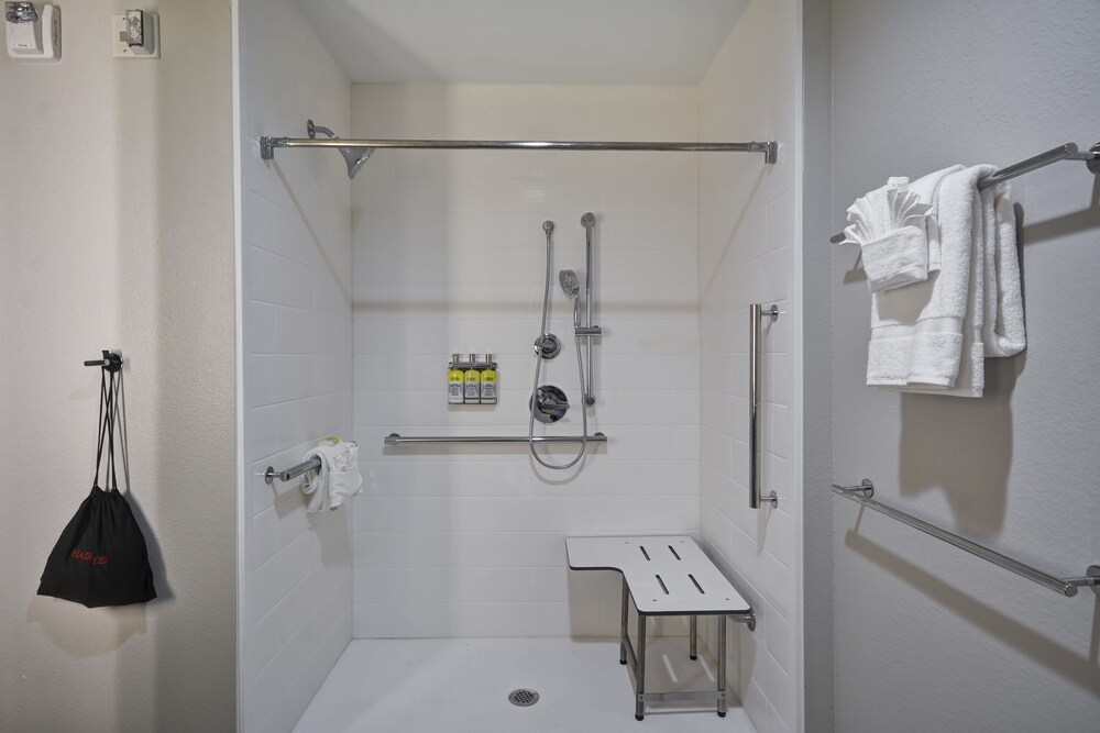 Holiday Inn Express & Suites Houston NASA Boardwalk Area by IHG - photo 17