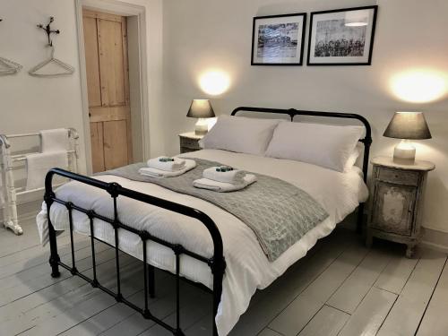 Delightful Seaside Binnacle Cottage hosted by Whitstable Holidays — 4-Star Luxury Hotel in Whitstable, United Kingdom