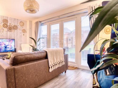 Leeds 4 bed house hot tub parking & games — 4-Star Luxury Hotel in Wakefield, United Kingdom