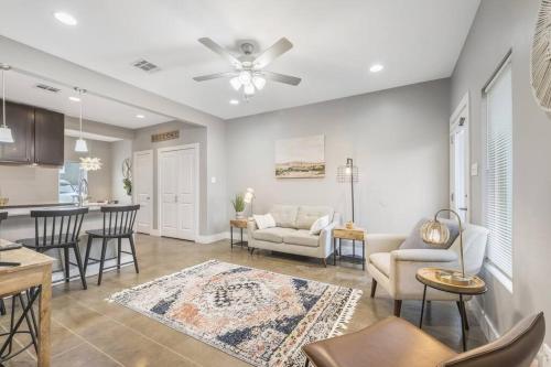Cozy 2 Bed Townhome near the Hospital — 4-Star Luxury Hotel in Lafayette, United States