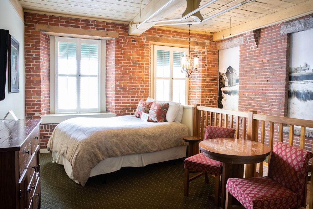 The Common Man Inn & Restaurant - photo 18
