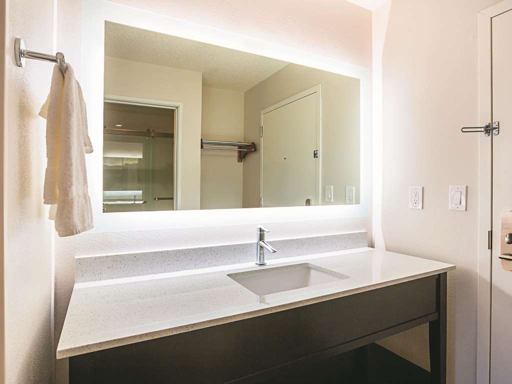 La Quinta Inn & Suites by Wyndham Atlanta Midtown Buckhead - photo 25