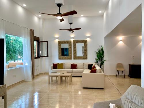 AMPLIA VIVIENDA NEW para12 pers a 4 min caminando de PLAYA con Terraza Piscina Com Wifi Ventiladores de techo Lavavajillas in Roquetas De Mar, Spain