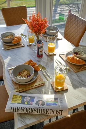 F1 Team Flat 4 Separate Beds Van Parking & 1GB WiFi — 4-Star Luxury Hotel in Harrogate, United Kingdom
