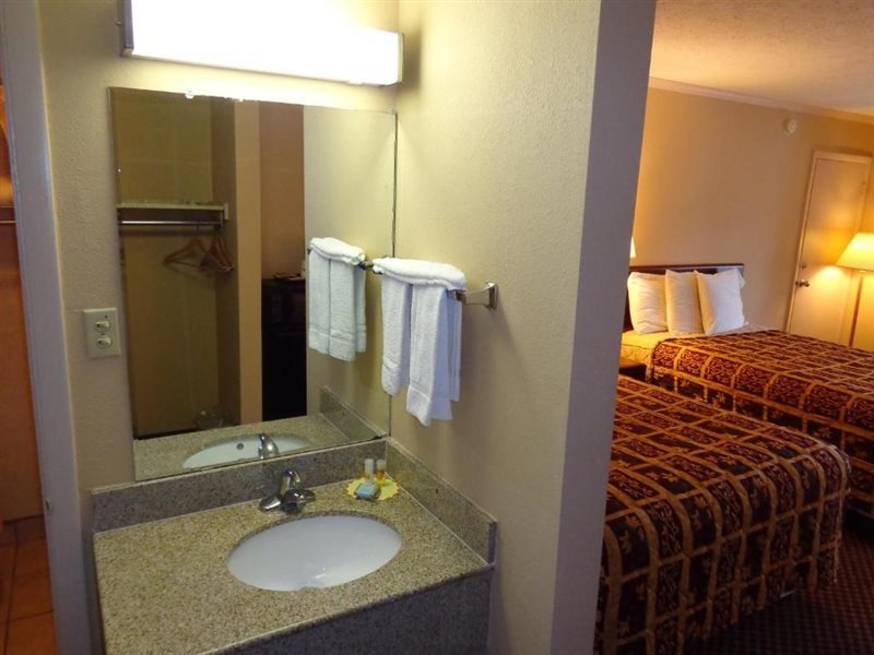 Travelodge by Wyndham Ridgeway Martinsville Area - photo 10