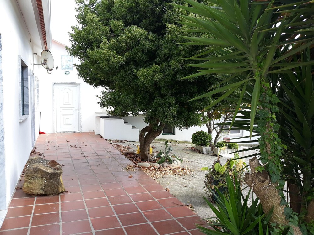 Spacious House in Encarnação with Garden & Terrace — 4-Star Luxury Hotel in Mafra, Portugal