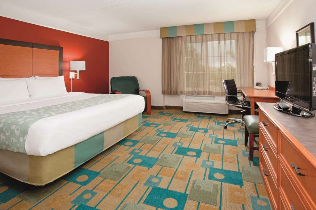 La Quinta Inn & Suites by Wyndham Colorado Springs South AP - photo 26