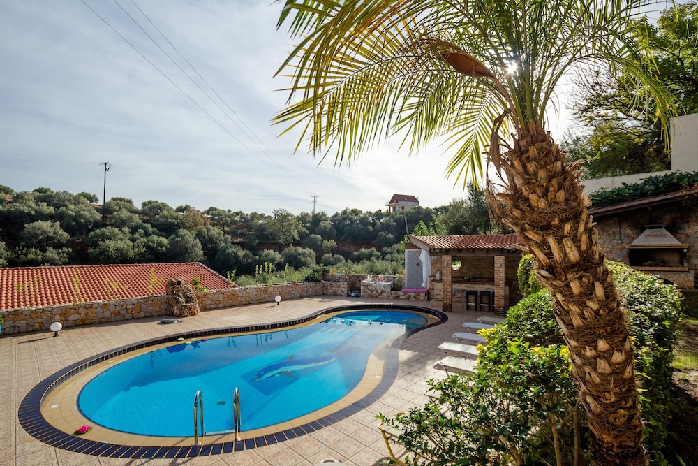 Dream Lux Flat with Great Outdoor Pool & Parking — 4-Star Luxury Hotel in Chania, Greece