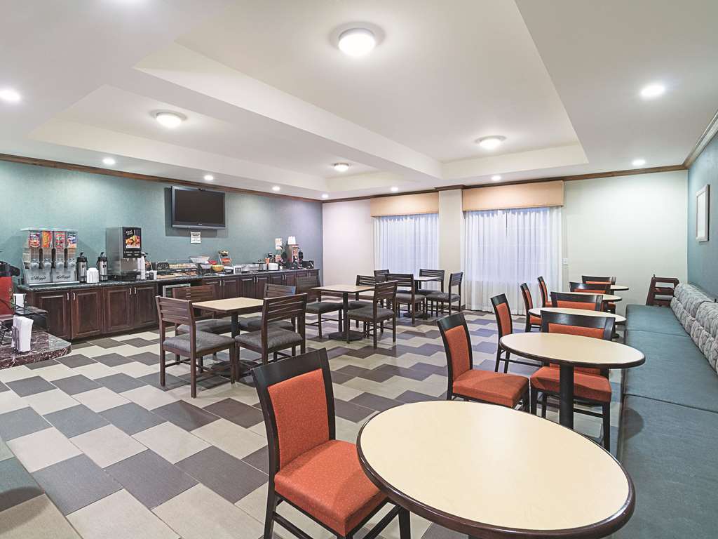 La Quinta Inn & Suites by Wyndham Glen Rose - photo 50
