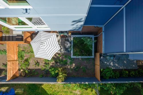 Rooftop Patio with Waterview Private Garden & Grill 3BR 3BA Modern Cityscape - photo 27