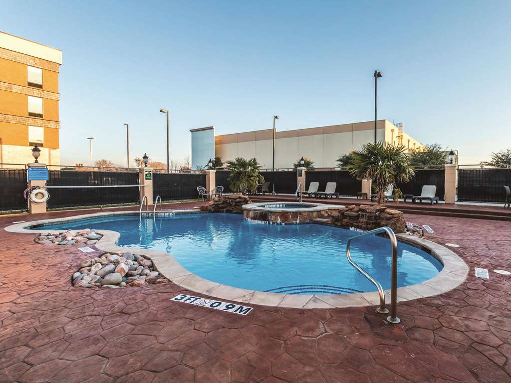 La Quinta Inn & Suites by Wyndham Dallas Grand Prairie South - photo 13