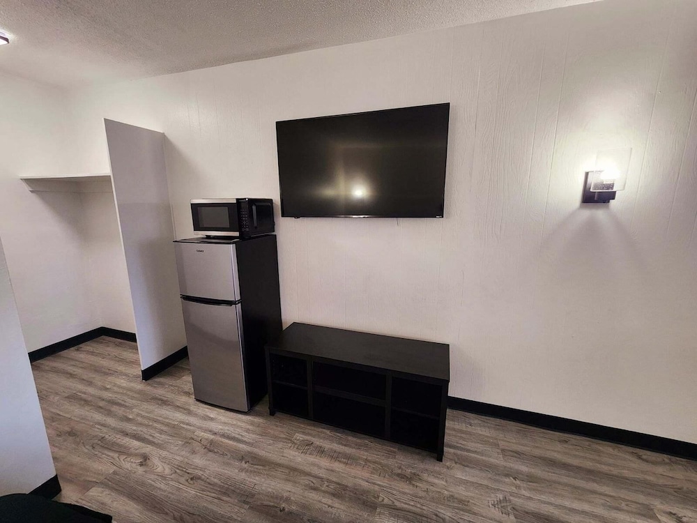 The Hastings Inn Salina - photo 5